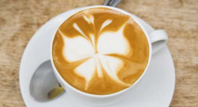 Cappuccino z pianką w kształcie motyla