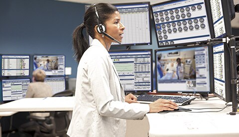 Personel medyczny monitorujący pacjentów z użyciem rozwiązań teleinformatycznych dla OIT