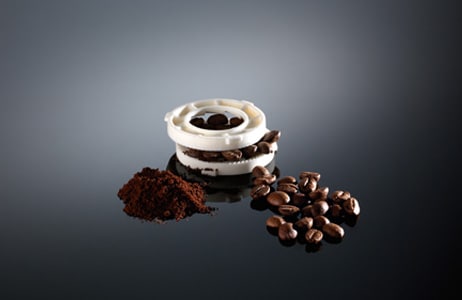 Ustawienia mielenia można dostosować za pomocą pokrętła znajdującego się w pojemniku na ziarna kawy.