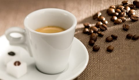 Filiżanka kawy i ziarna kawy