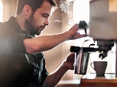 Barista przygotowujący kawę