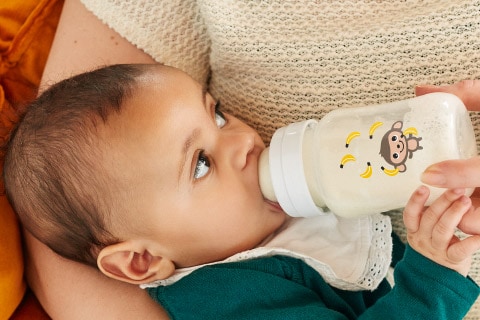 Dziecko jedzące mleko z butelki