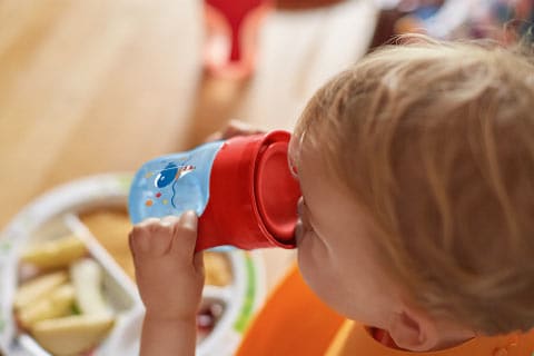 Nauka nowych umiejętności: dlaczego nauczenie dziecka picia z kubka niekapka jest łatwiejsze, niż Ci się wydaje?