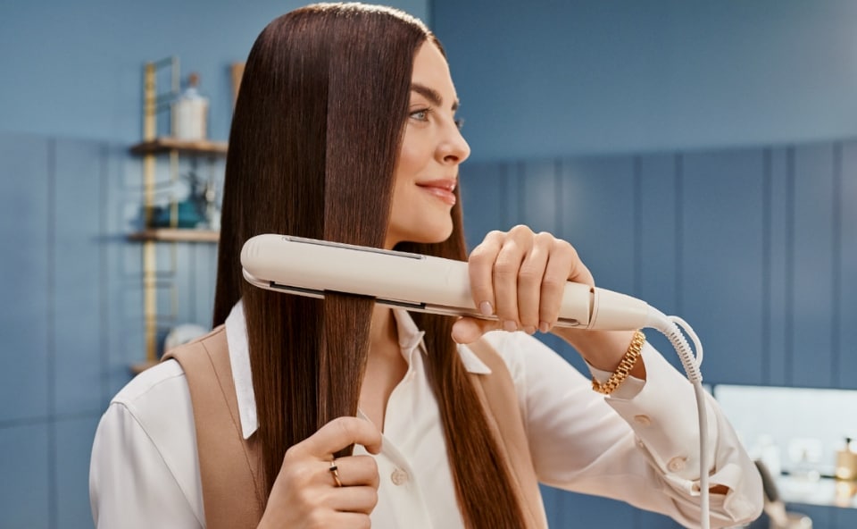 Prostownica SenseIQ pomaga uzyskać efekt falowanych włosów.