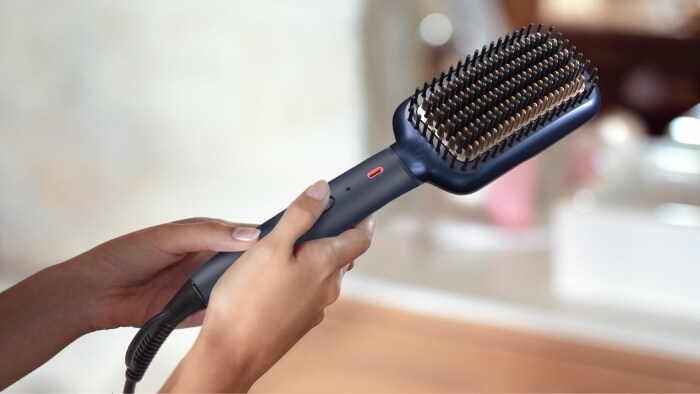 Ochrona włosów przed temperaturą przy szczotkowaniu i suszeniu.