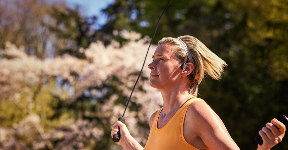 Sportowiec używający słuchawek na przewodnictwo kostne