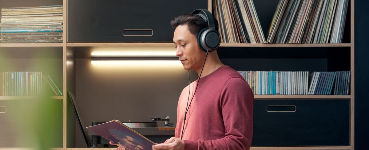 Mężczyzna słuchający muzyki na słuchawkach Philips X3