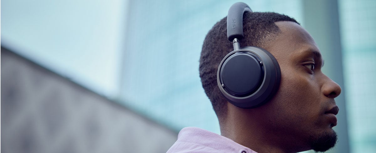 Mężczyzna słuchający muzyki na słuchawkach Philips L4