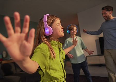 Dzieci słuchające muzyki przez słuchawki nauszne Philips