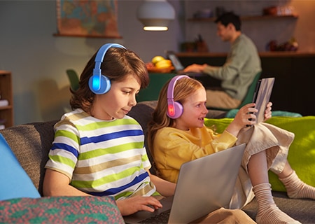 Dzieci korzystające z funkcji podświetlanych paneli słuchawek nausznych Philips