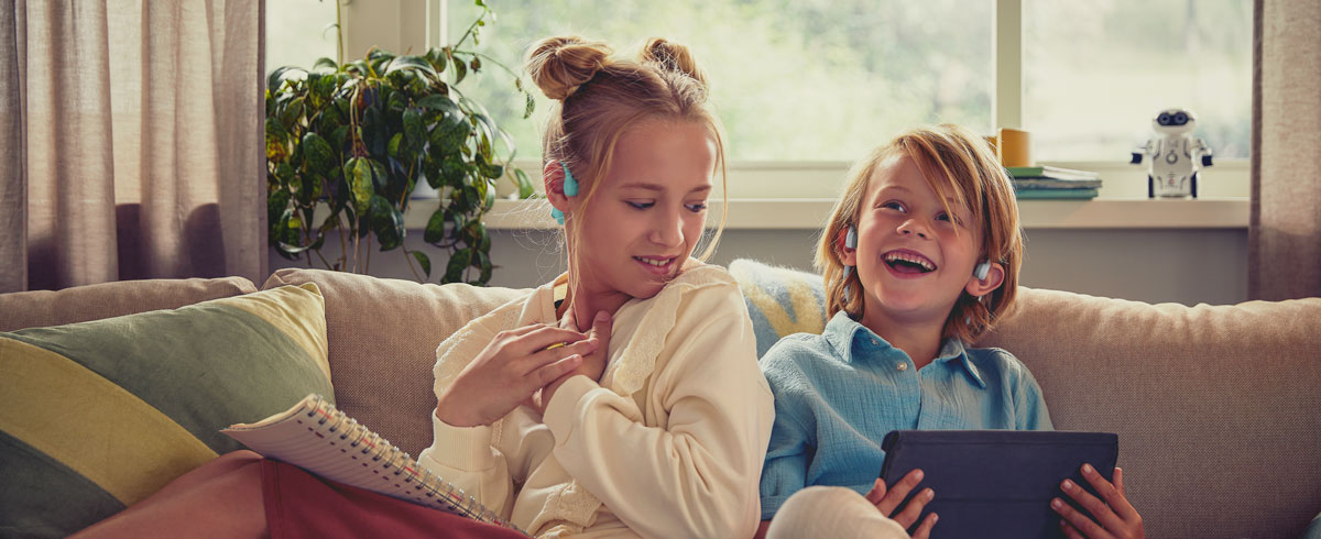 Dzieci oglądające filmy i używające otwartych słuchawek dla dzieci Philips