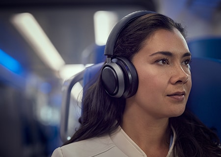Kobieta korzystająca z funkcji redukcji szumów Pro+ ze słuchawkami Philips L4