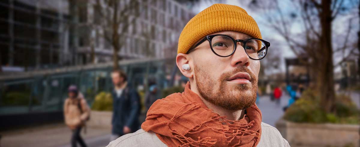 Zbliżone zdjęcie mężczyzny noszącego prawdziwe słuchawki bezprzewodowe