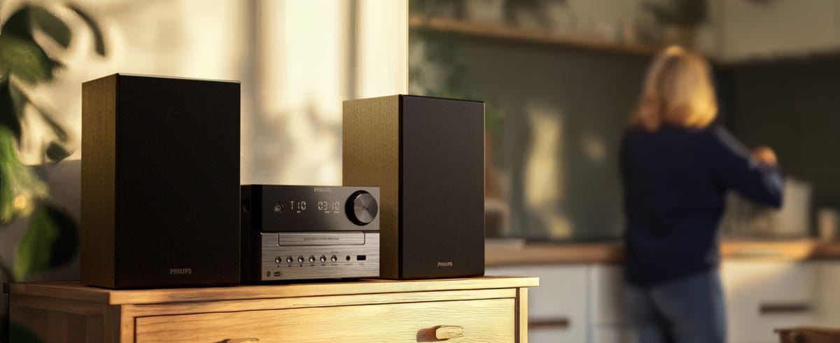 Kobiety słuchają muzyki w kuchni, korzystając z systemu muzycznego Philips