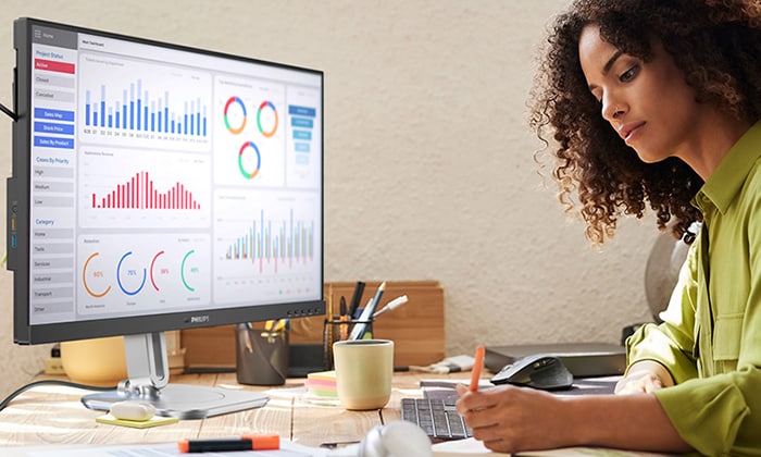 Kobieta pracuje na monitorach Philips z certyfikatem TCO Edge.