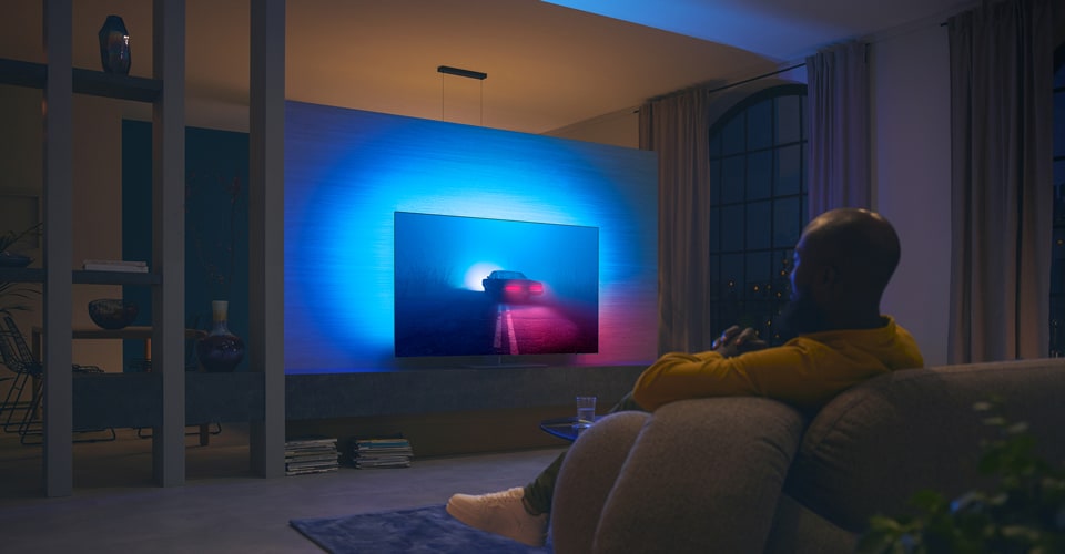 Para ogląda film na telewizorze Ambilight