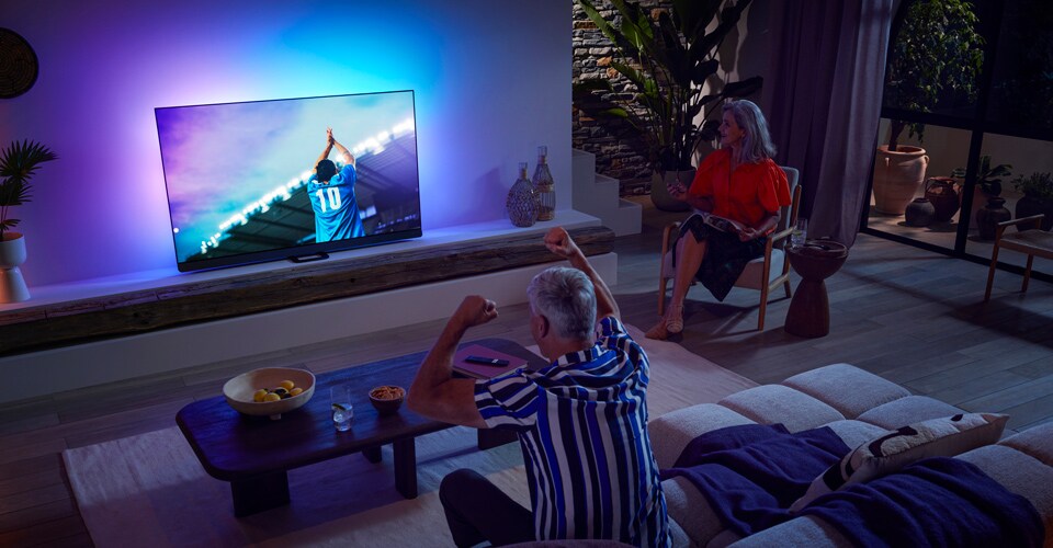 Rodzina ogląda mecz na telewizorze OLED