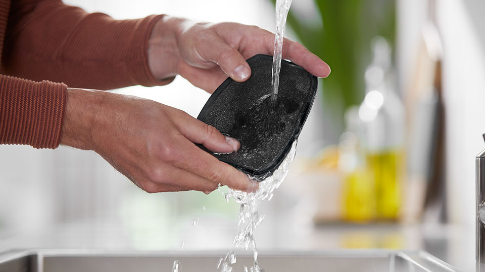 Czyszczenie i mycie filtra w odkurzaczu myjącym Philips AquaTrio. 