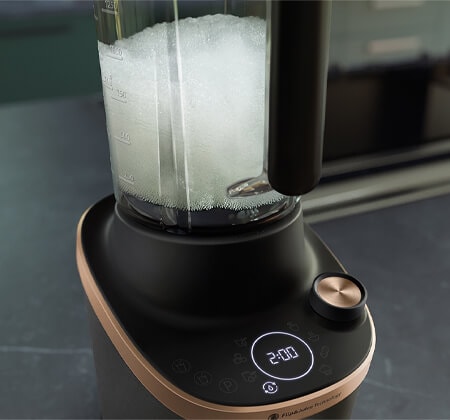 Blender z sokowirówką w trakcie programu automatycznego czyszczenia kielicha.