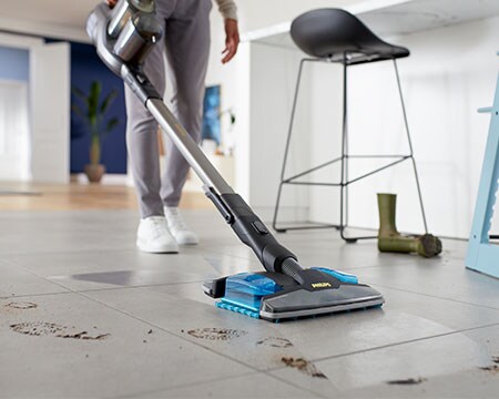 Jednoczesne odkurzanie i mycie podłogi przy użyciu akumulatorowego odkurzacza 3w1 Philips.