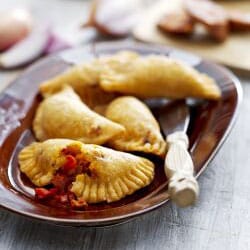 Minipierożki empanada z kiełbasą chorizo - przepis z Ameryki Płd. | Philips