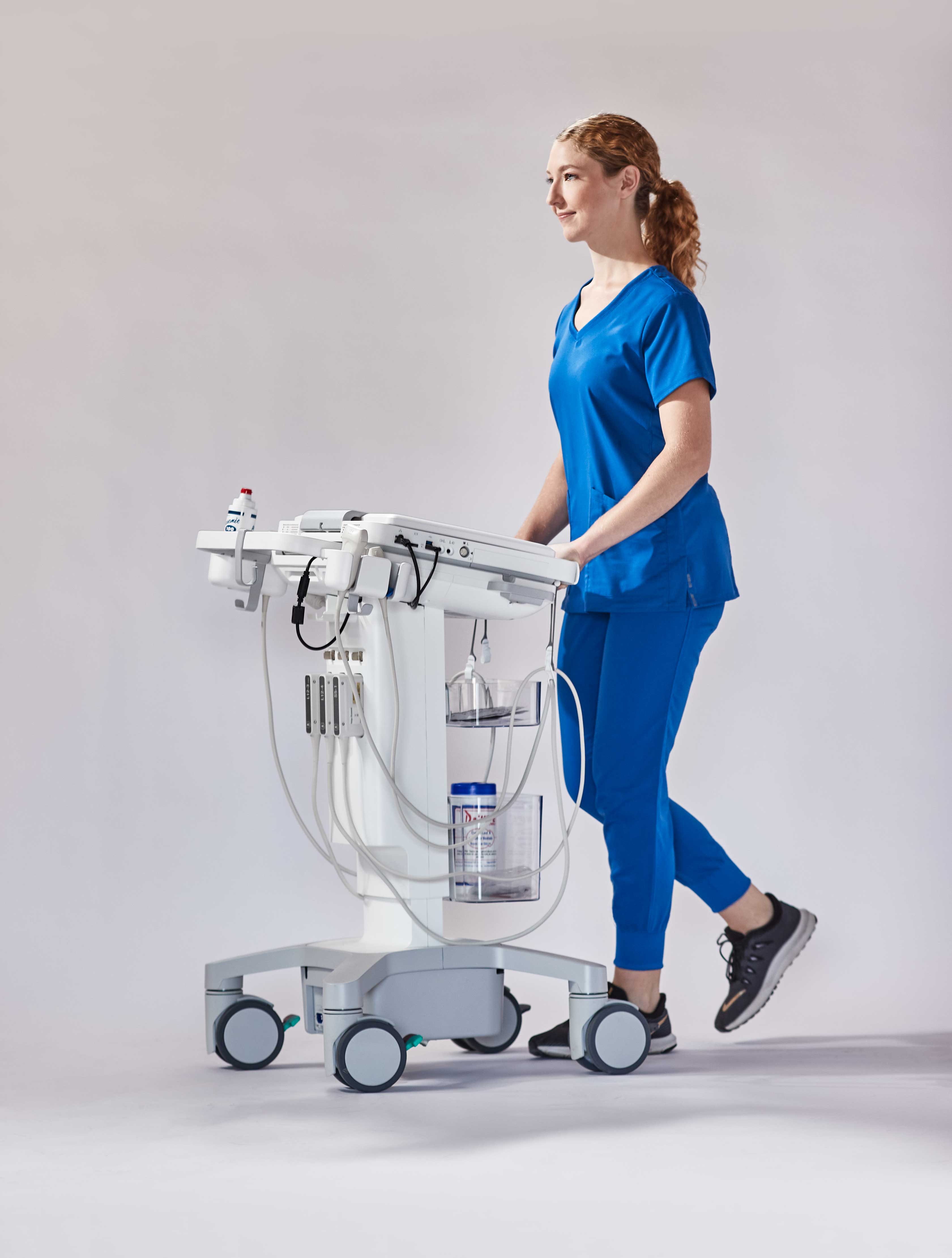 Pielęgniarka transportująca niewielki ultrasonograf serii 5000