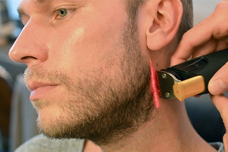 Jak przyciąć doskonałą krawędź brody na szyi