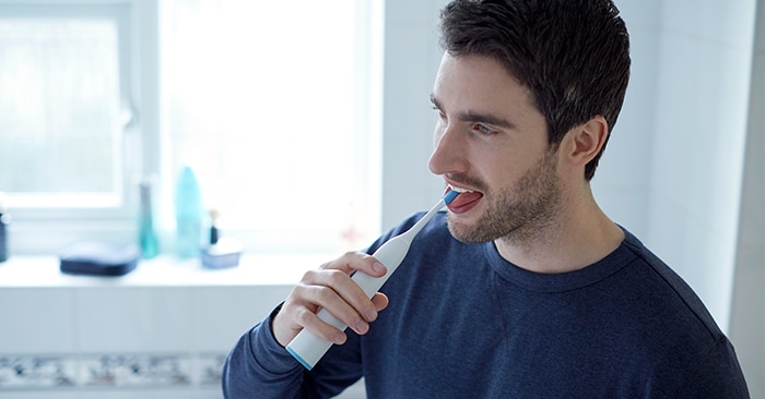 Mycie języka podczas szczotkowania zębów