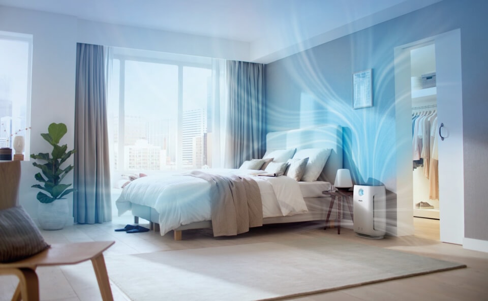 Nawilżacz powietrza w działaniu umieszczony w sypialni