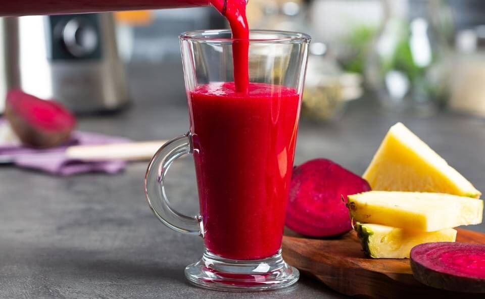 Smoothie warzywno-owocowe na bazie buraka i ananasa.