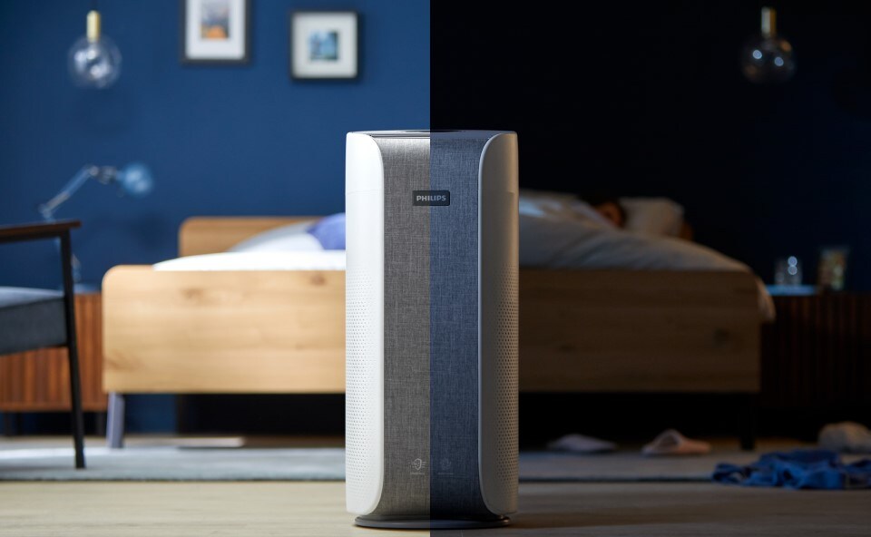 Oczyszczacz powietrza Philips Dual Scan z trybem nocnym na tle sypialni za dnia i w nocy