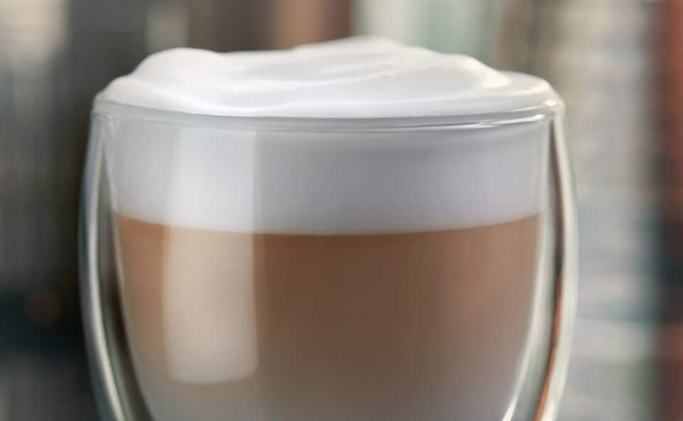 Kawa latte przygotowana w ekspresie automatycznym