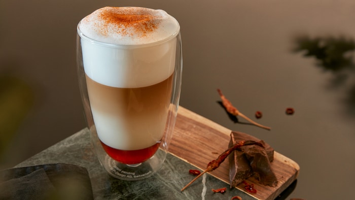 Idealne karmelowe latte – jak zrobić je w domu?