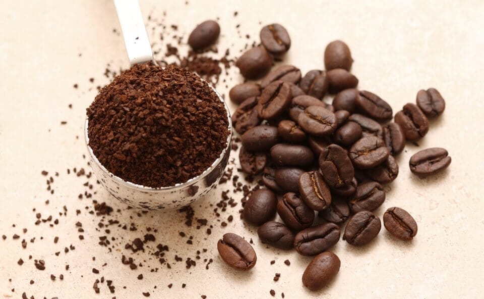 Fusy z kawy można zastosować na wiele praktycznych sposobów