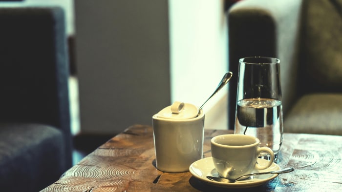 Woda do espresso – dlaczego się ją podaje?