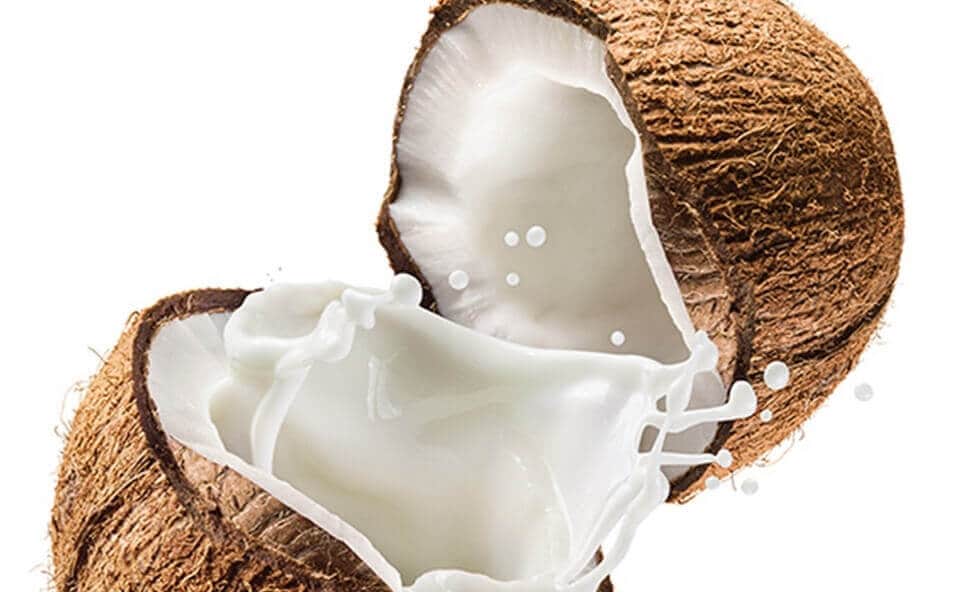 Dodanie mleka kokosowego do kawy zapewnia uczucie sytości