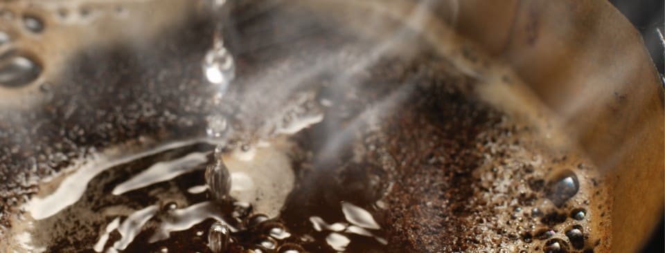 Poprawny proces parzenia kawy wodą o odpowiedniej temperaturze i jakości.
