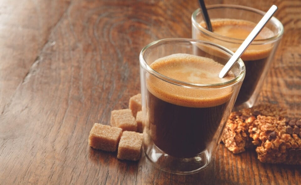Specjaliści zalecają, aby pić kawę bez cukru i innych dodatków