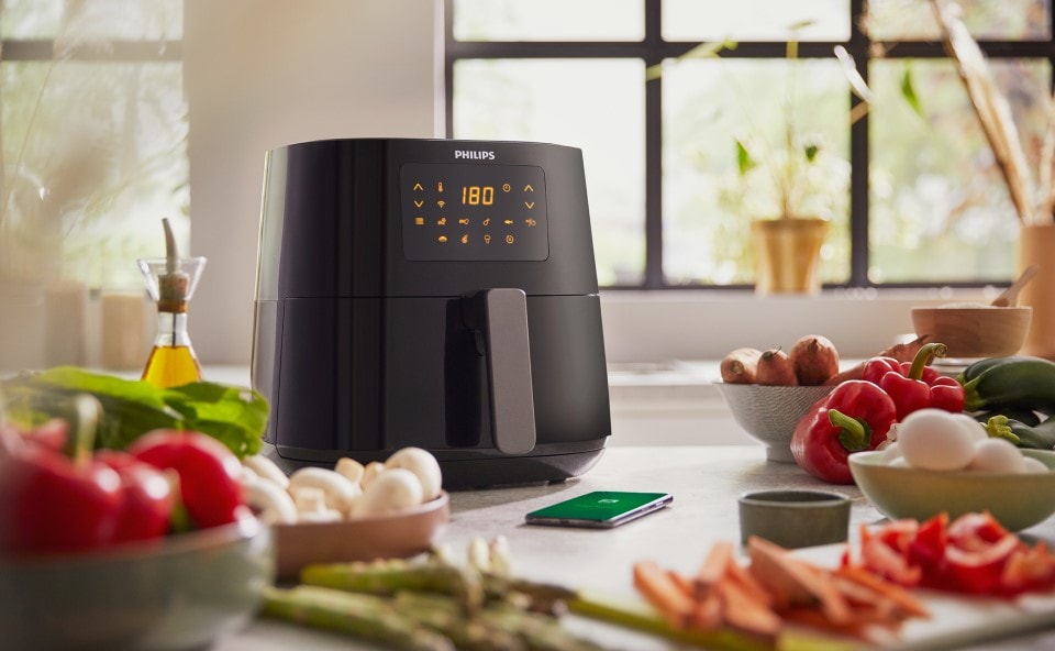 Urządzenie typu airfryer od Philips przygotowujące chrupiące frytki.