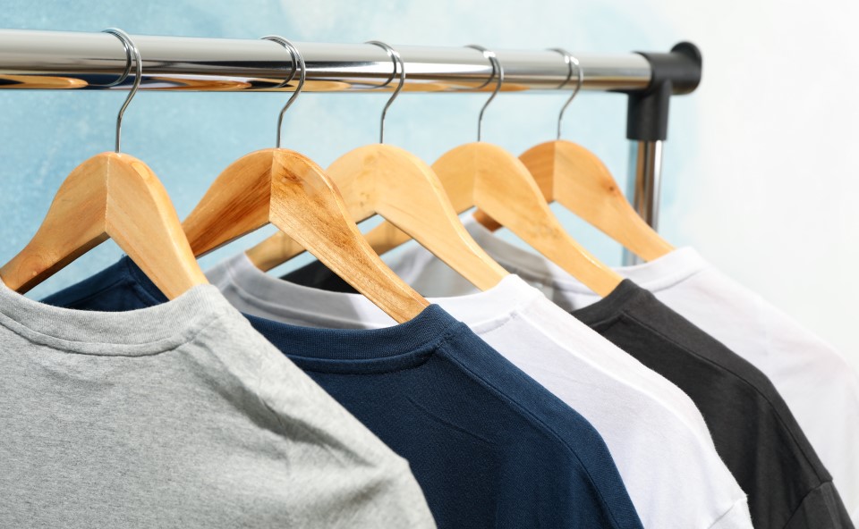 Usuwając nadruk z koszulek można odświeżyć swoją garderobę.