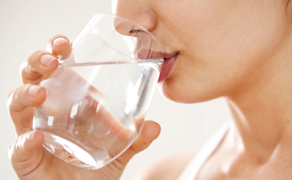Szklanka wody pita regularnie pomaga zapobiegać kserostomii