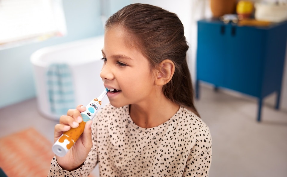 Dziewczynka myjąca zęby szczoteczką Philips Sonicare for Kids
