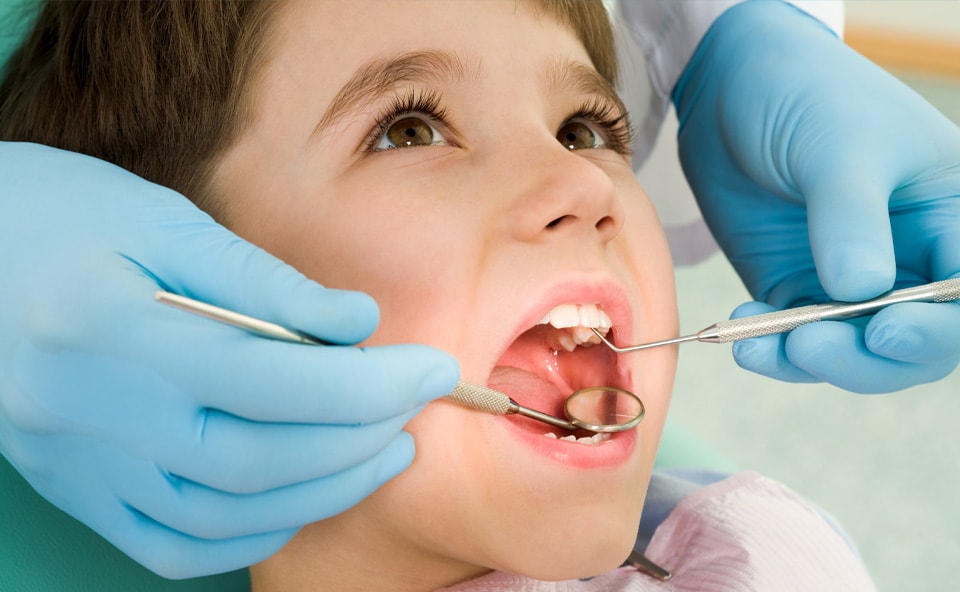 Nieprzyjemny zapach z ust często jest powiązany z próchnicą lub inną chorobą zębów.