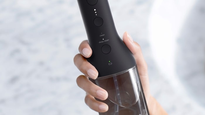 Jak wyczyścić i odkamienić irygator do zębów? | Philips