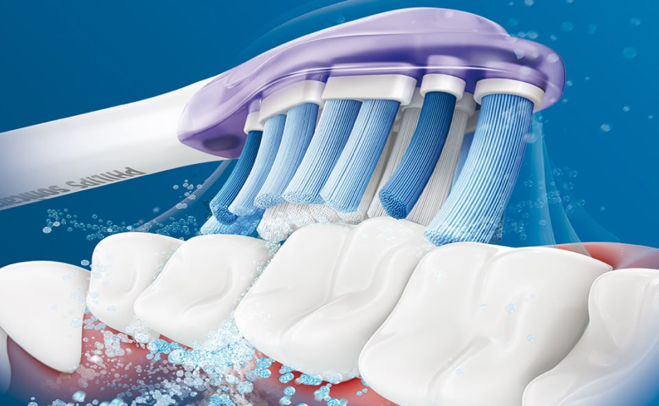 Grafika komputerowa przedstawiająca końcowkę szczoteczki Philips Sonicare do wrażliwych dziąseł w trakcie szorowania zębów