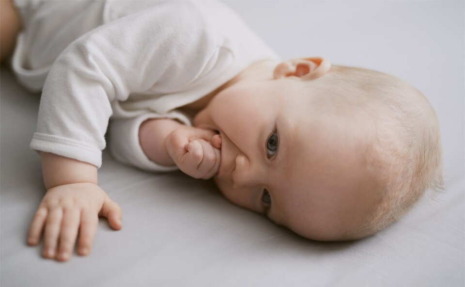 Przyczynami czkawki u noworodka mogą być wychłodzenie organizmu bądź zachłyśnięcie się.