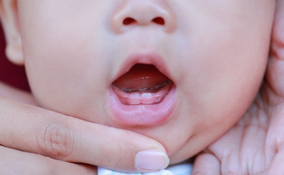 Pierwsze zęby pojawiają się zazwyczaj w 5 miesiącu życia dziecka.