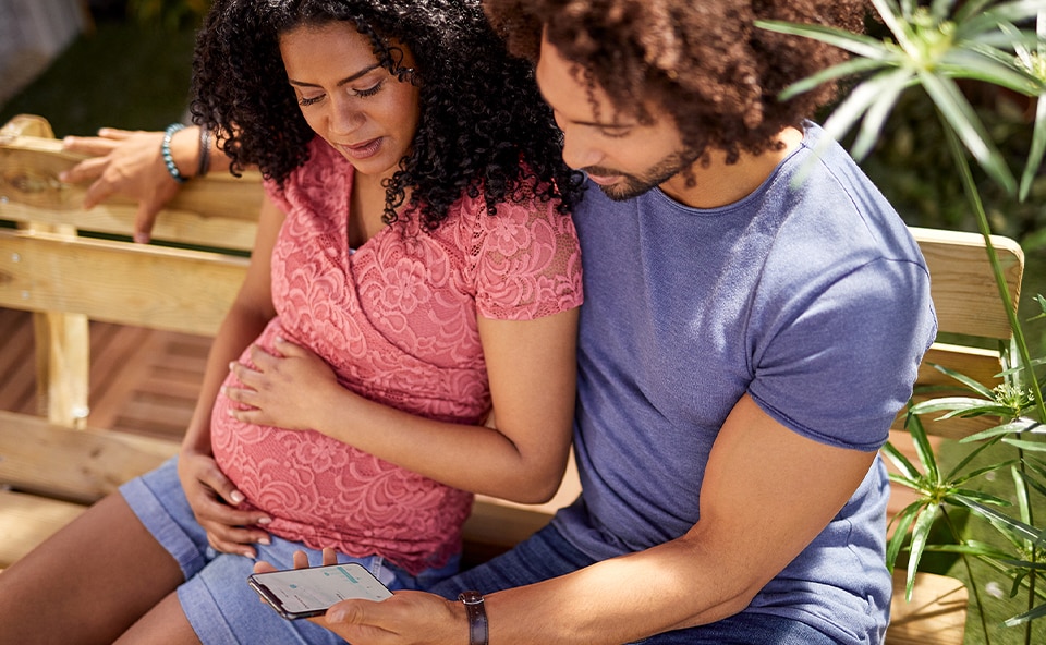 Przyszli rodzice wspierają się poradami na temat ciąży i planują poród i życie z nowonarodzonym dzieckiem przy pomocy aplikacji "Ciąża+".