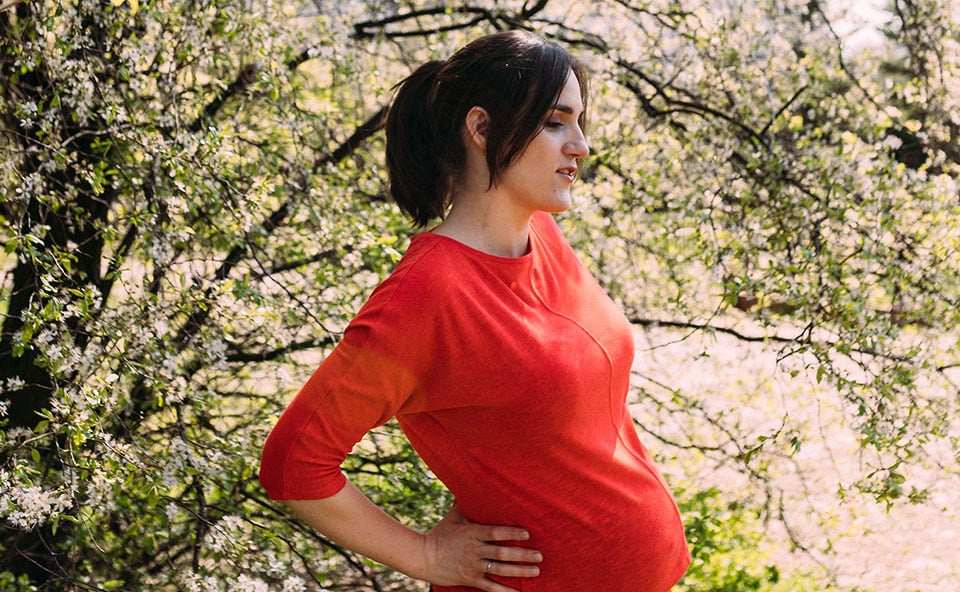 Kobieta w ciąży na spacerze.