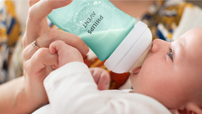 Dlaczego to tak ważne, by dziecko kontrolowało przepływ mleka podczas karmienia butelką?